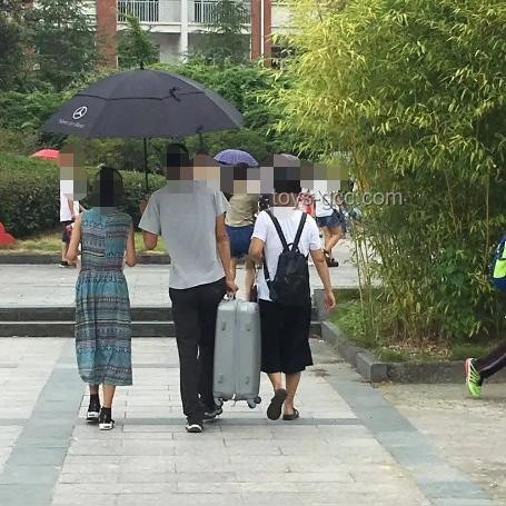 夫妻离婚拒养网瘾儿子，法院调解促双方尽责：法律、道德与社会责任的交织